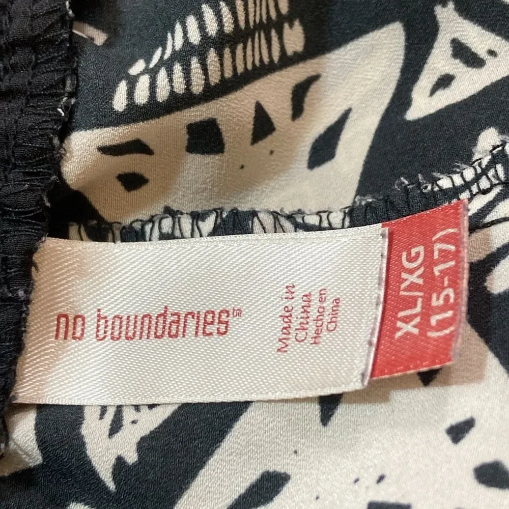 No Boundaries Black And Ivory Patterned Women's Shorts Size XL (15-17)